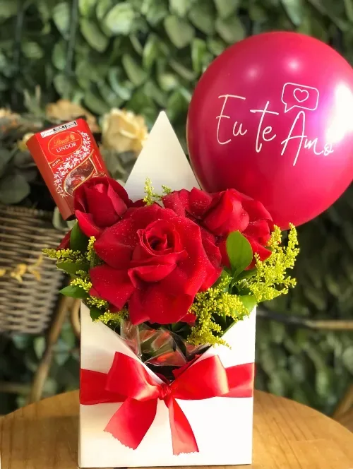 Cesta com flores Eu te Amo